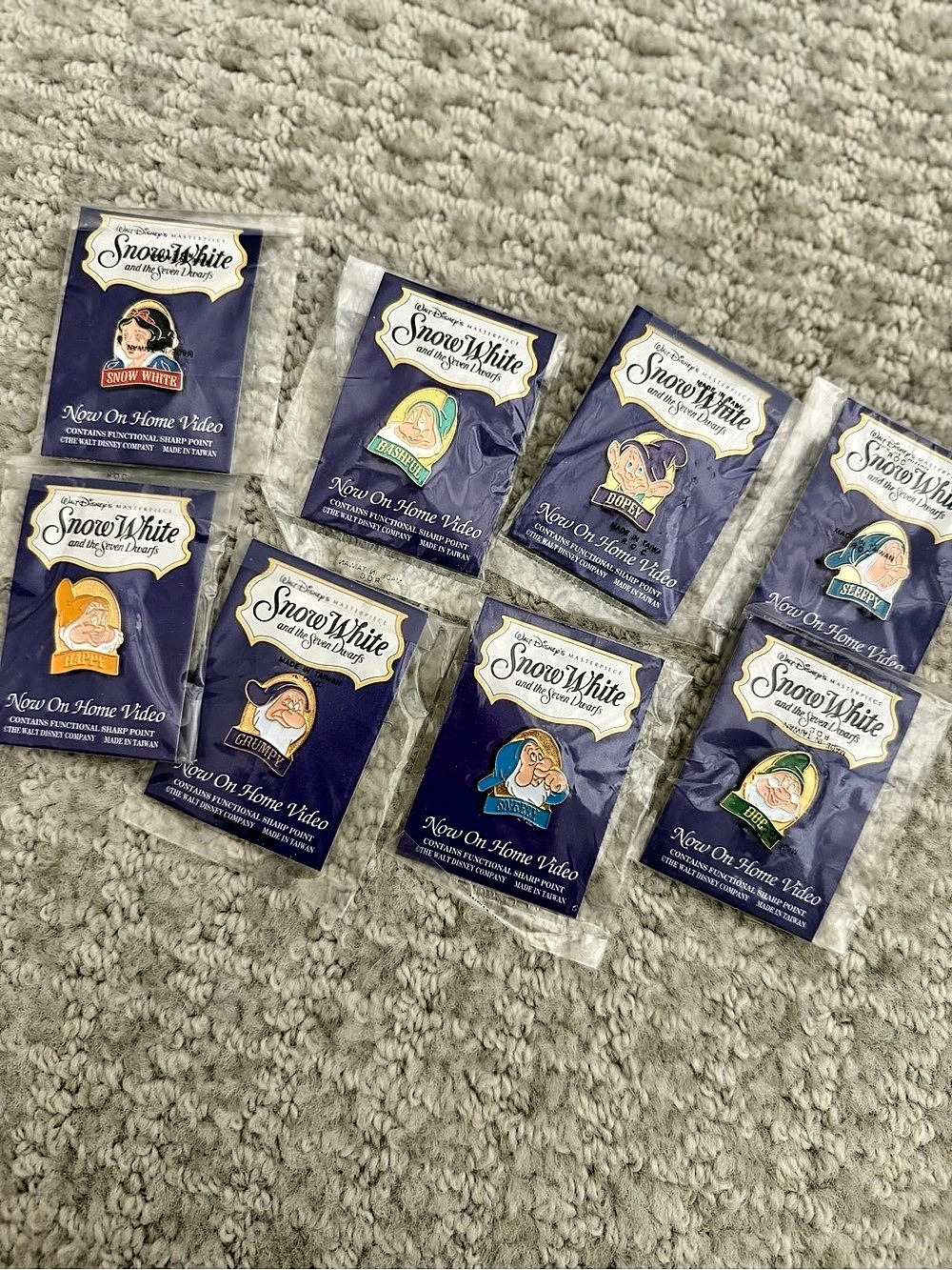 Snow White and 7 dwarfs pins Set NWT